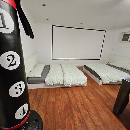 Large Annexe With Games Room Pool Table Ping Pong Air Hockey Movie Projector Windsor Extérieur photo