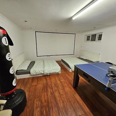 Large Annexe With Games Room Pool Table Ping Pong Air Hockey Movie Projector Windsor Extérieur photo