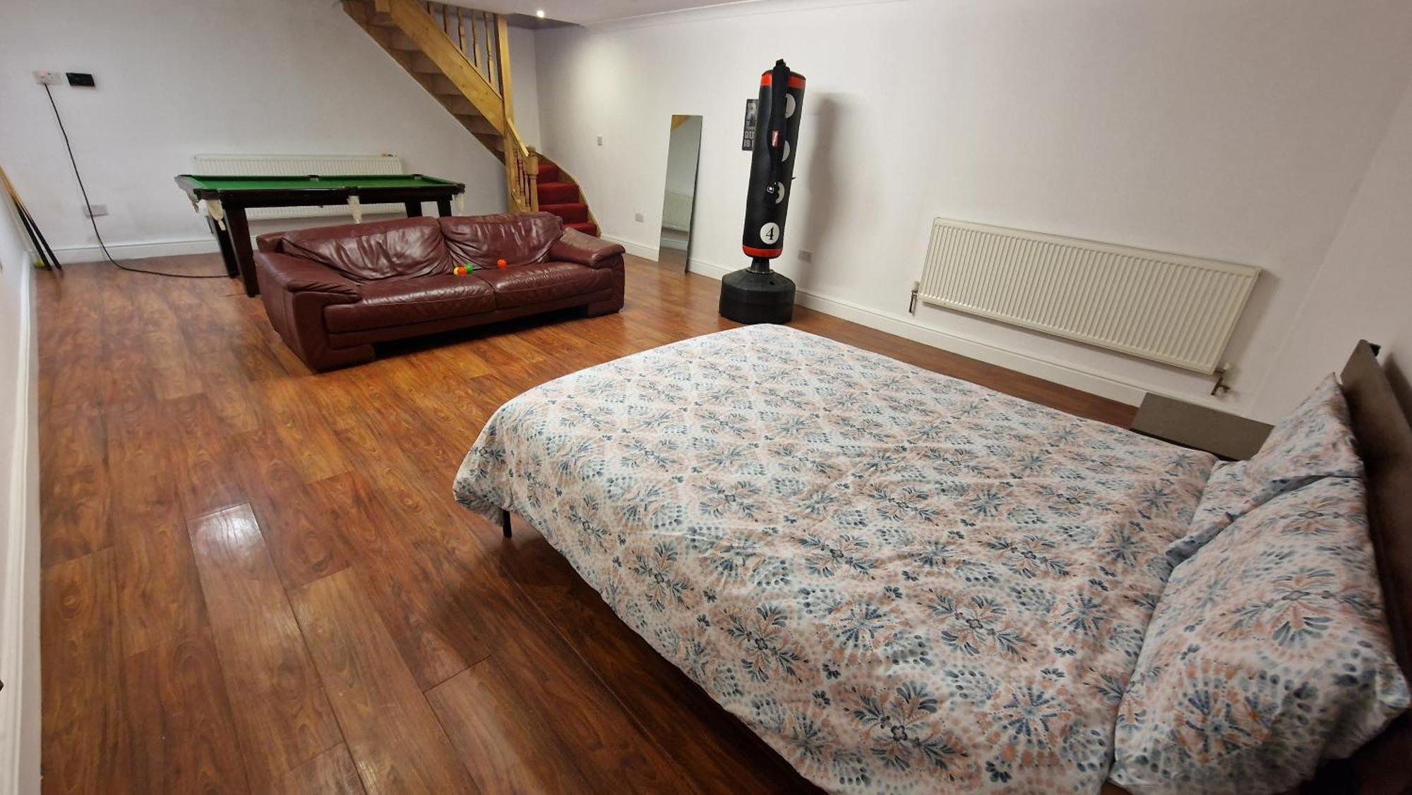 Large Annexe With Games Room Pool Table Ping Pong Air Hockey Movie Projector Windsor Extérieur photo