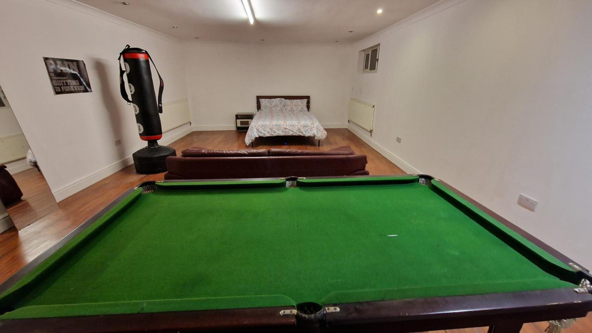 Large Annexe With Games Room Pool Table Ping Pong Air Hockey Movie Projector Windsor Extérieur photo