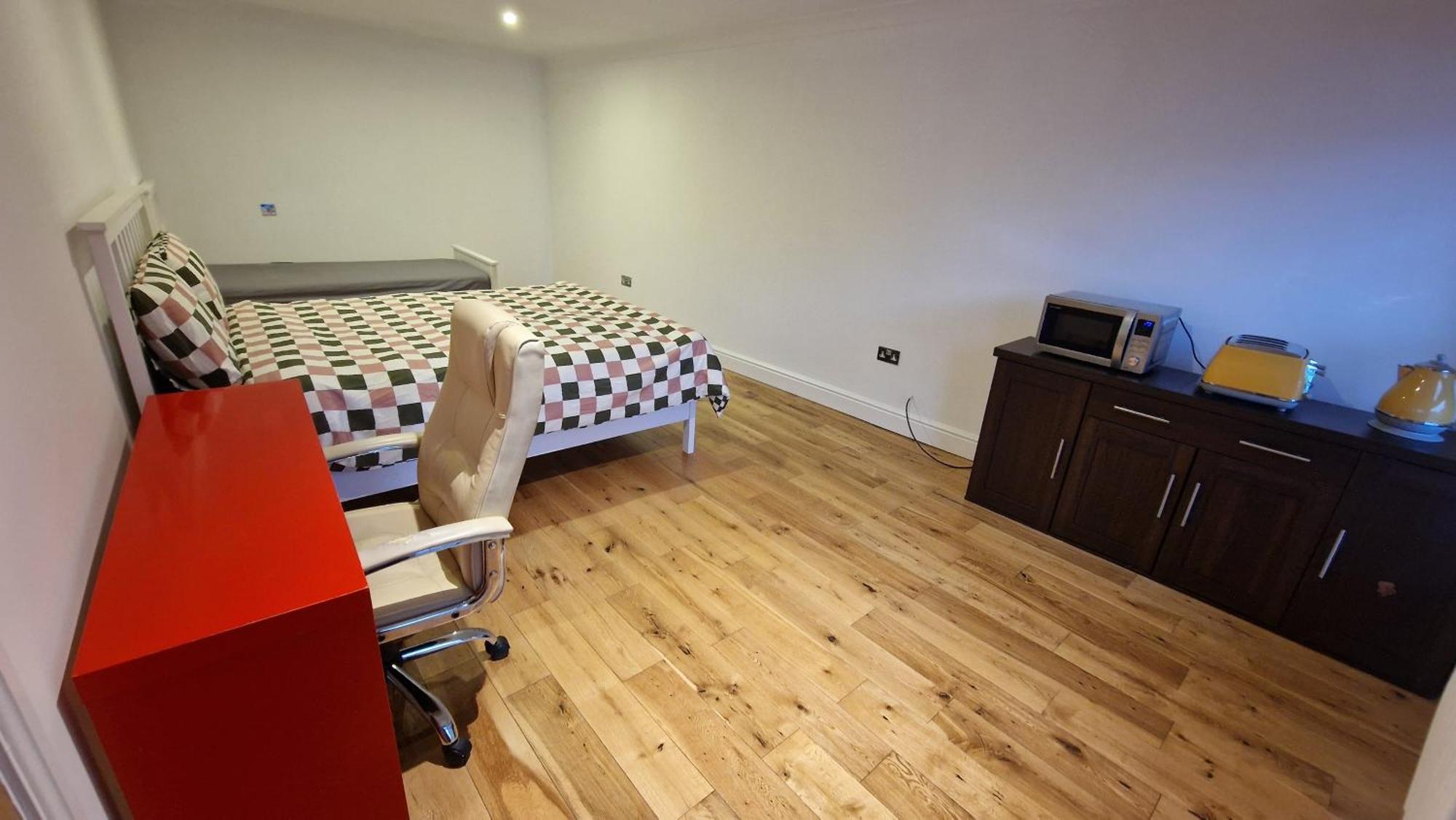 Large Annexe With Games Room Pool Table Ping Pong Air Hockey Movie Projector Windsor Extérieur photo