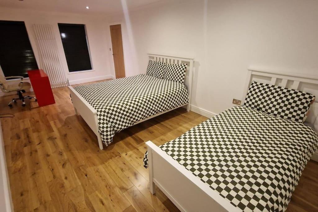Large Annexe With Games Room Pool Table Ping Pong Air Hockey Movie Projector Windsor Extérieur photo