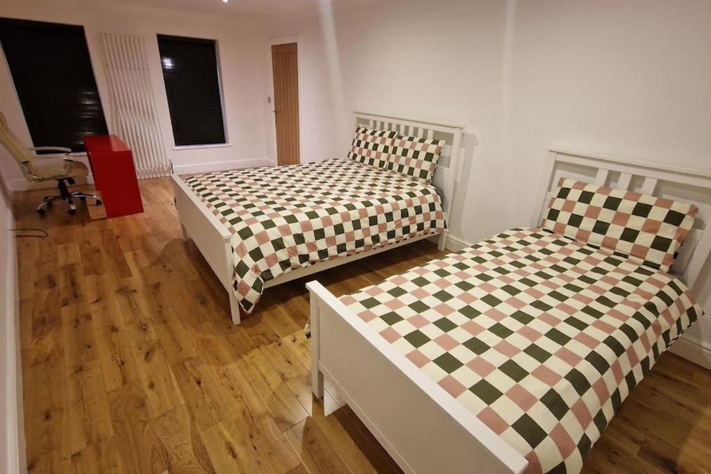Large Annexe With Games Room Pool Table Ping Pong Air Hockey Movie Projector Windsor Extérieur photo