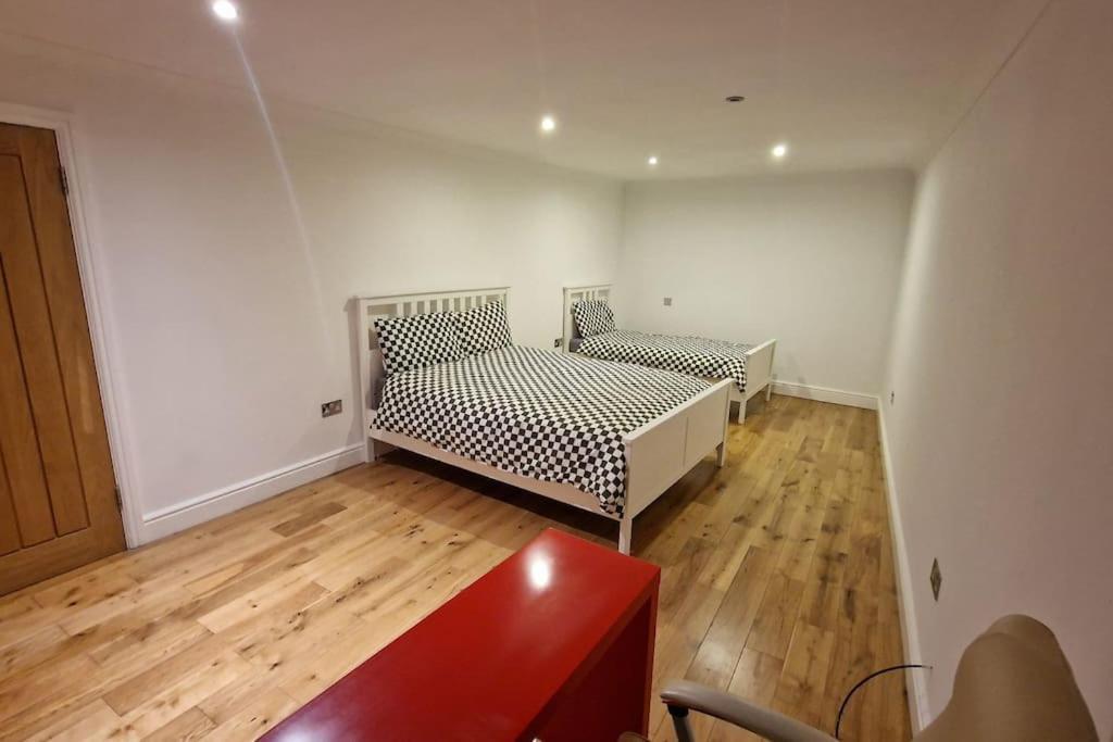 Large Annexe With Games Room Pool Table Ping Pong Air Hockey Movie Projector Windsor Extérieur photo