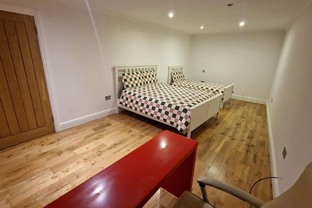 Large Annexe With Games Room Pool Table Ping Pong Air Hockey Movie Projector Windsor Extérieur photo