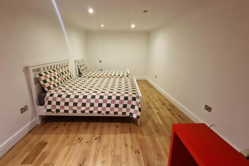 Large Annexe With Games Room Pool Table Ping Pong Air Hockey Movie Projector Windsor Extérieur photo