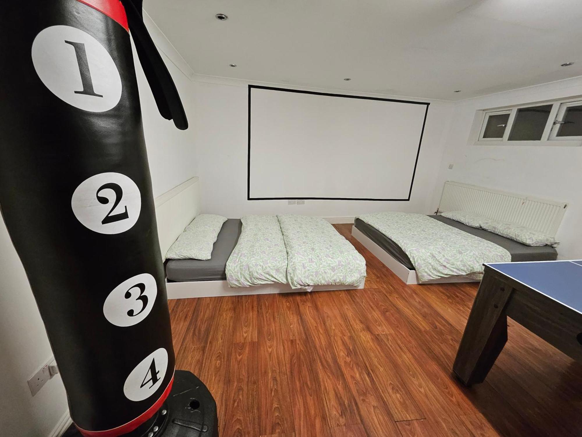 Large Annexe With Games Room Pool Table Ping Pong Air Hockey Movie Projector Windsor Extérieur photo