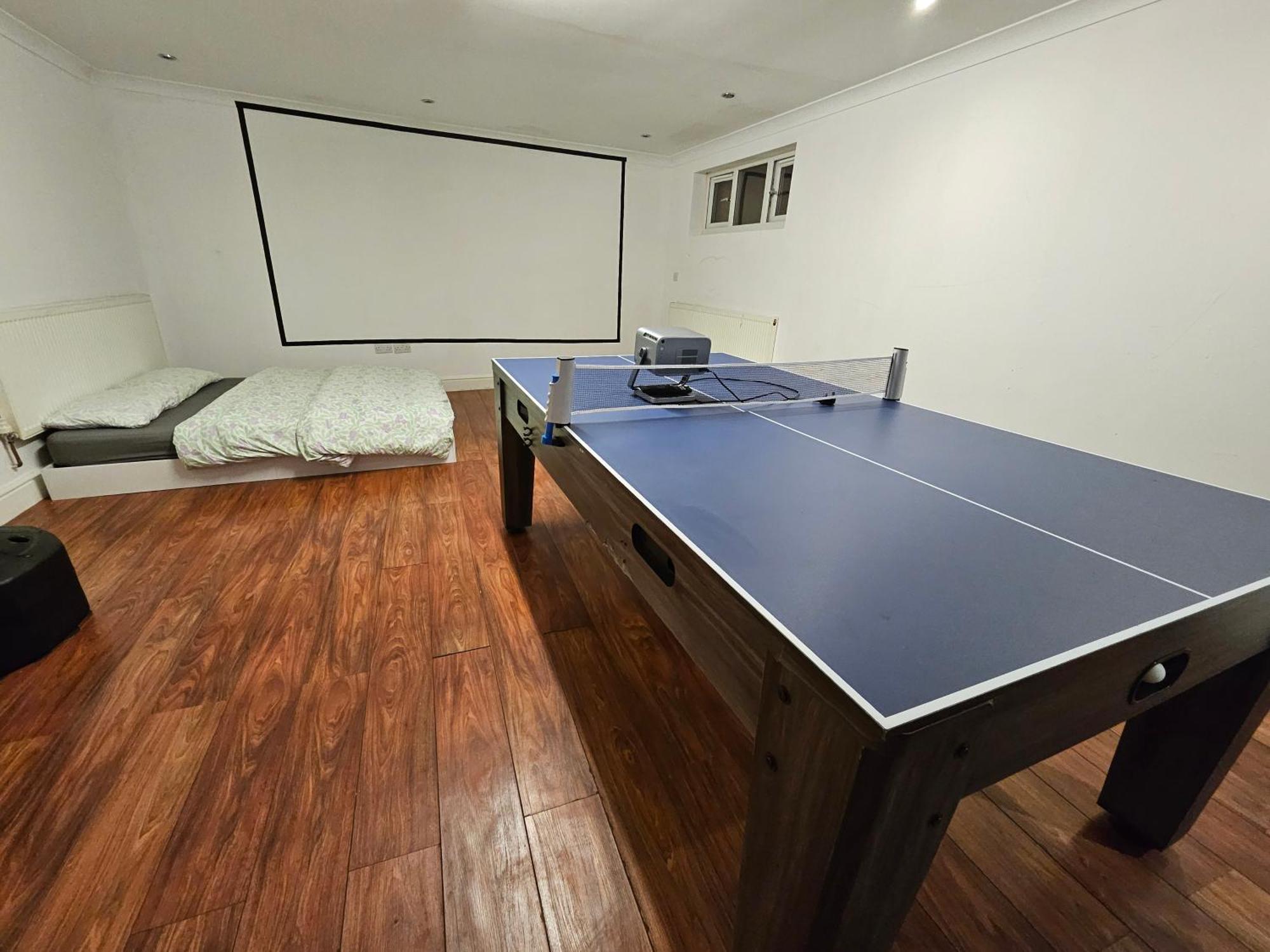 Large Annexe With Games Room Pool Table Ping Pong Air Hockey Movie Projector Windsor Extérieur photo