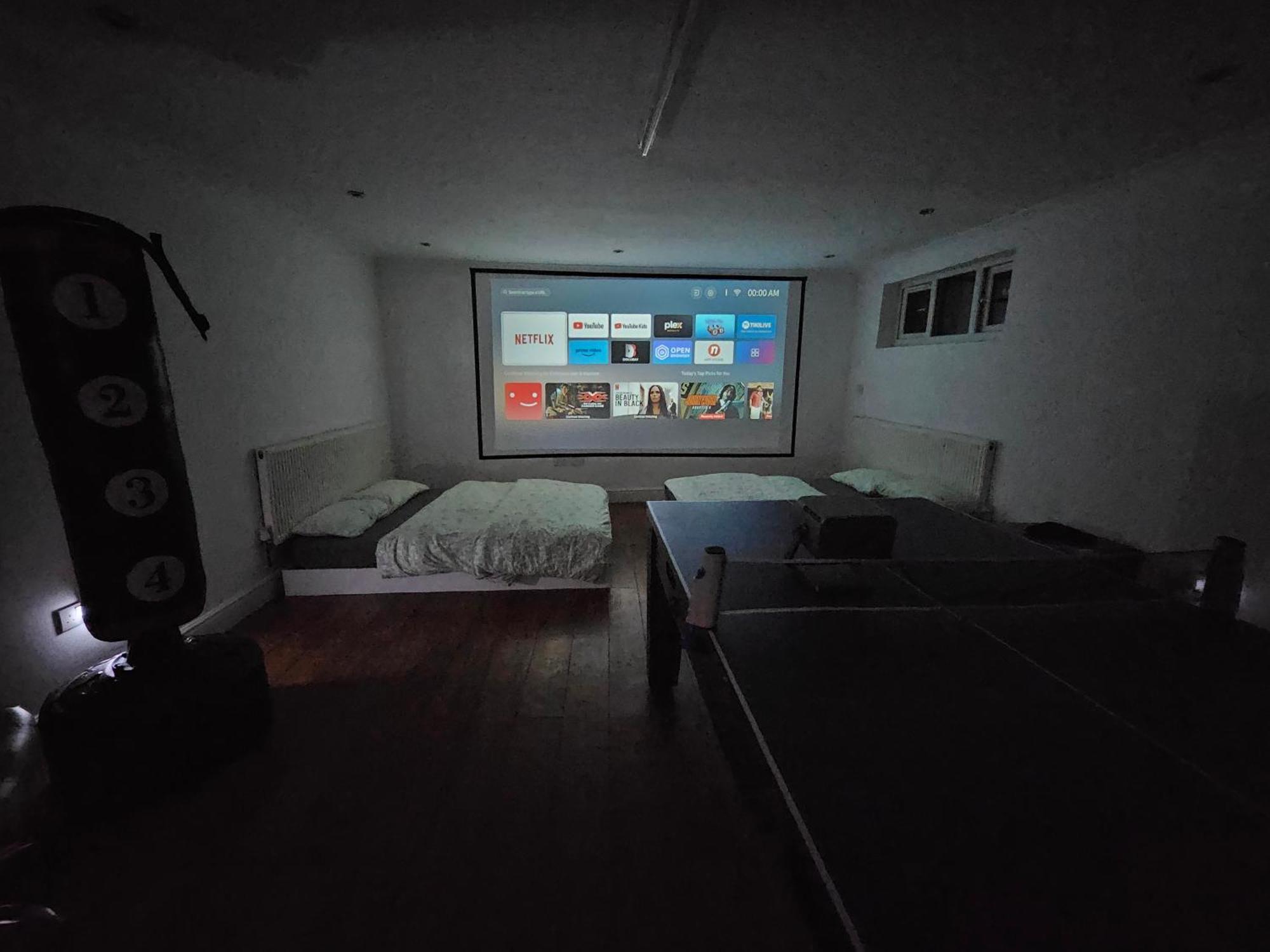 Large Annexe With Games Room Pool Table Ping Pong Air Hockey Movie Projector Windsor Extérieur photo