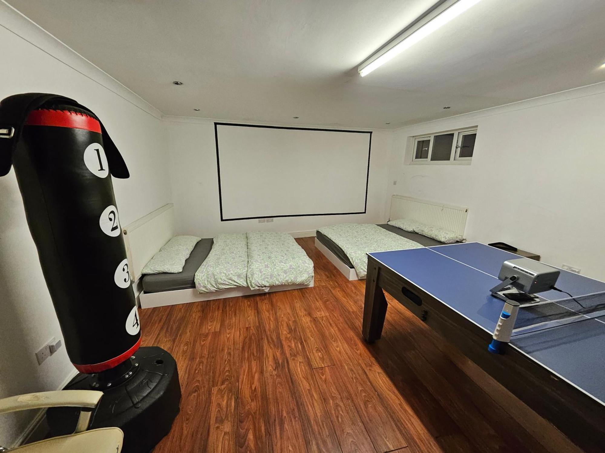 Large Annexe With Games Room Pool Table Ping Pong Air Hockey Movie Projector Windsor Extérieur photo